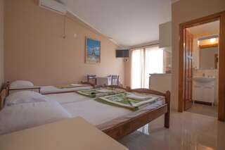 Гостевой дом Guest House Stefana Lastva Cемейный номер с собственной ванной комнатой-2