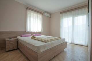 Гостевой дом Guest House Stefana Lastva Номер с кроватью размера «king-size» и балконом-4
