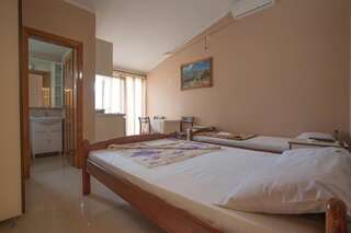 Гостевой дом Guest House Stefana Lastva Cемейный номер с собственной ванной комнатой-1